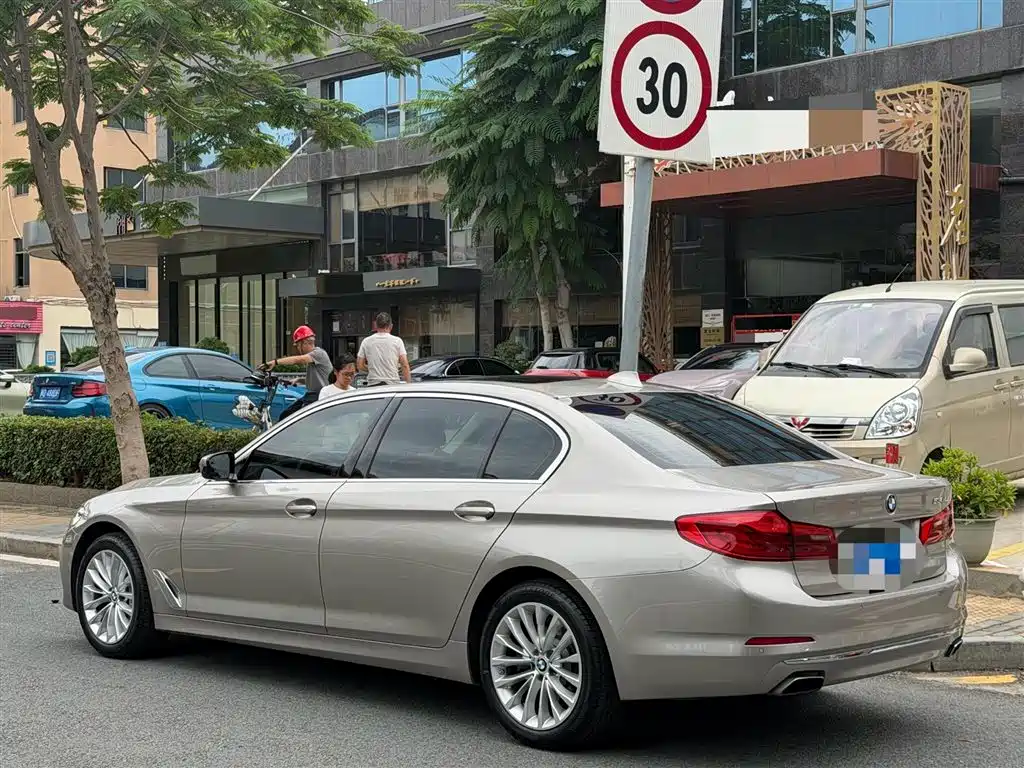 BMW 5 Series 2019 — фото 14