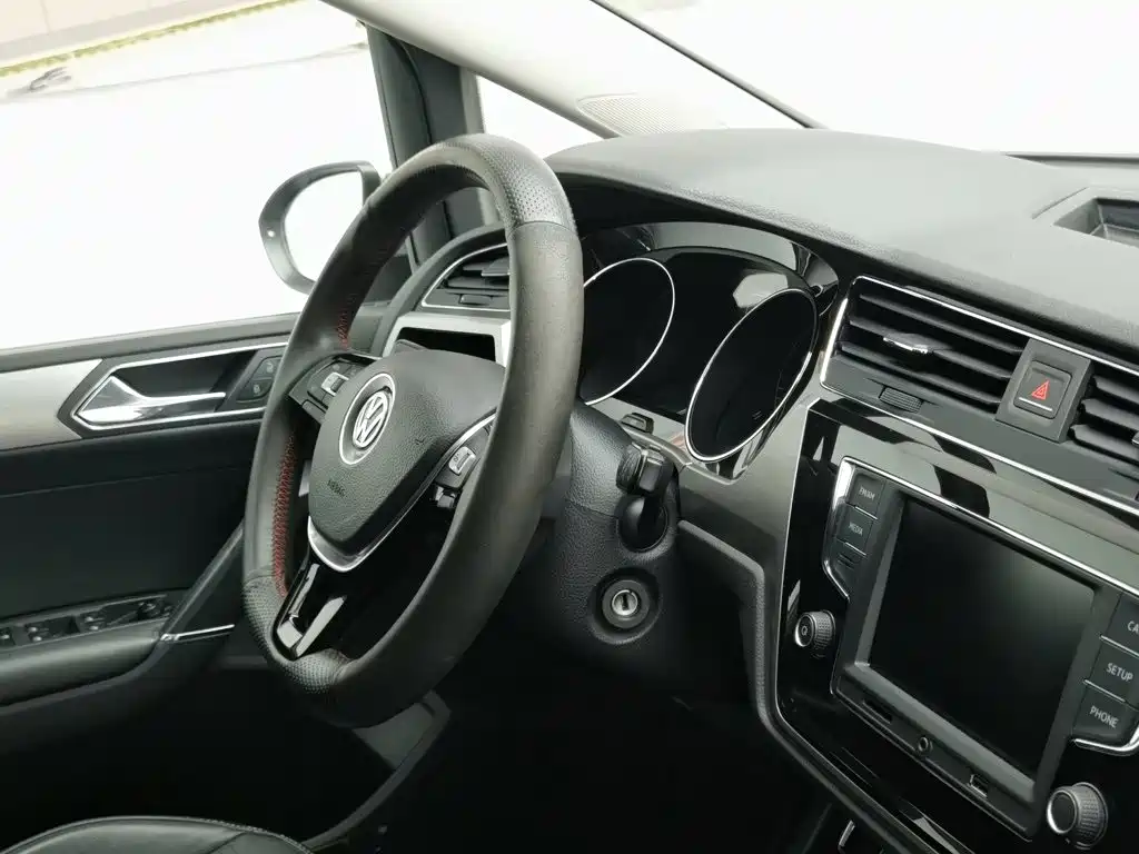 Volkswagen Touran 2016 — фото 22