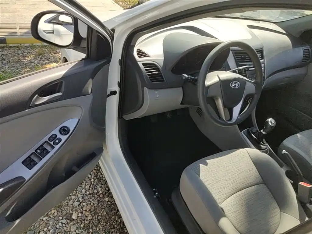 Hyundai Verna 2017 — фото 16