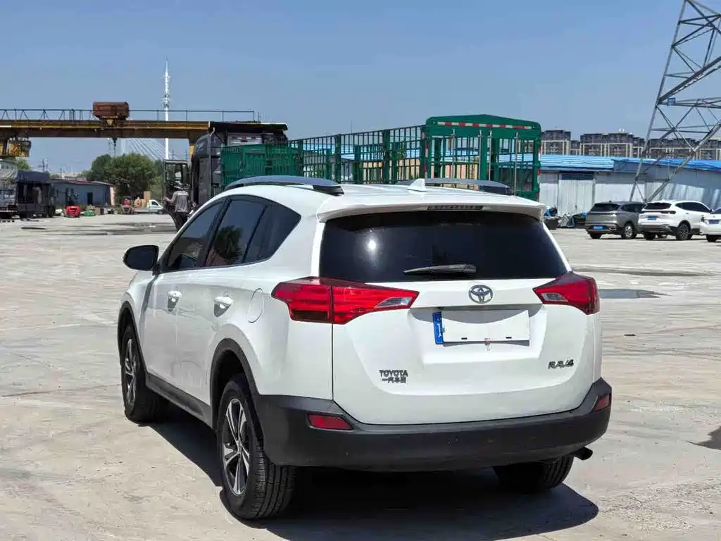 Toyota RAV4 2015 — фото 9