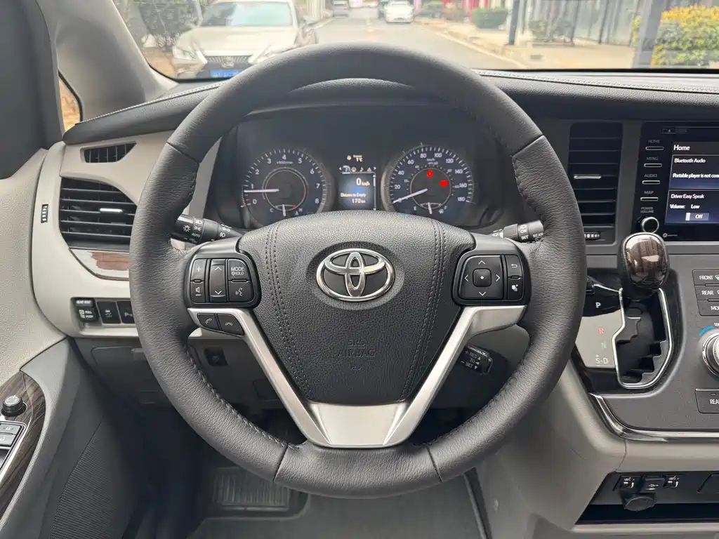 Toyota Sienna 2019 — фото 19