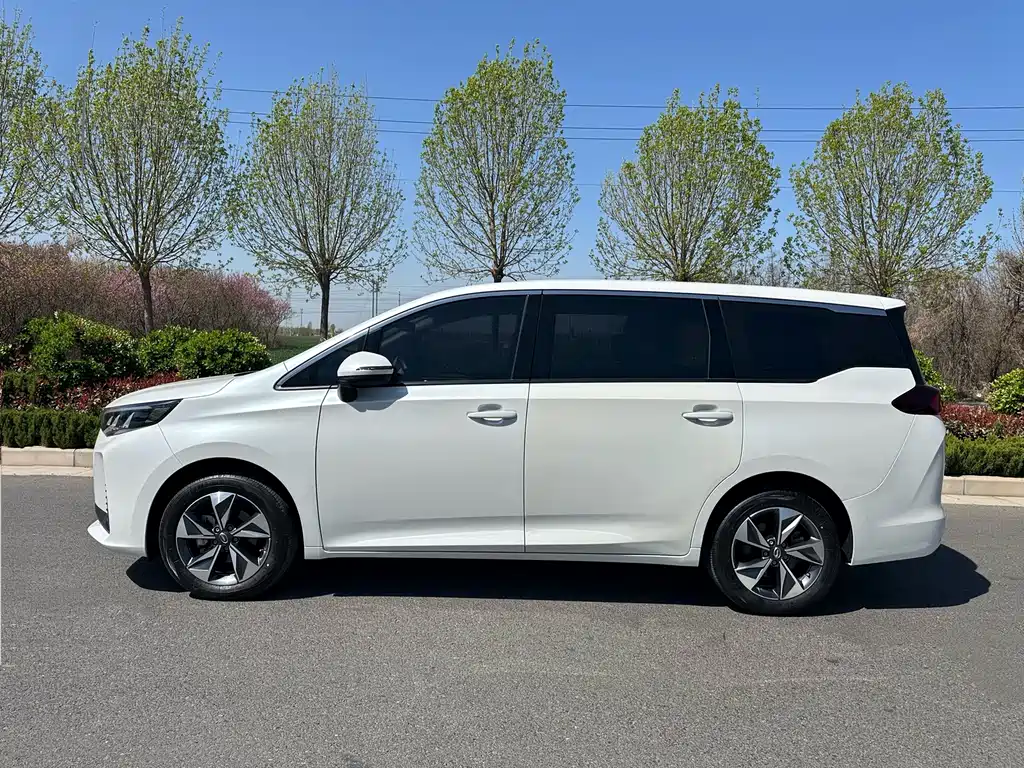 GAC Motor Trumpchi M6 2022 — фото 3
