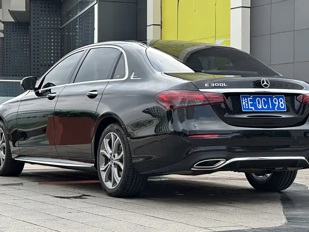 Mercedes-Benz E-Class 2022 — фото 9