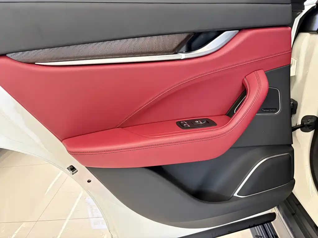 Maserati Levante 2018 — фото 18