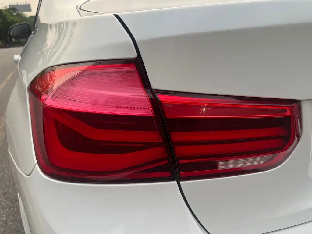 BMW 3 Series 2017 — фото 19
