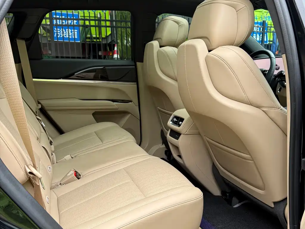 Cadillac XT5 2025 — фото 15