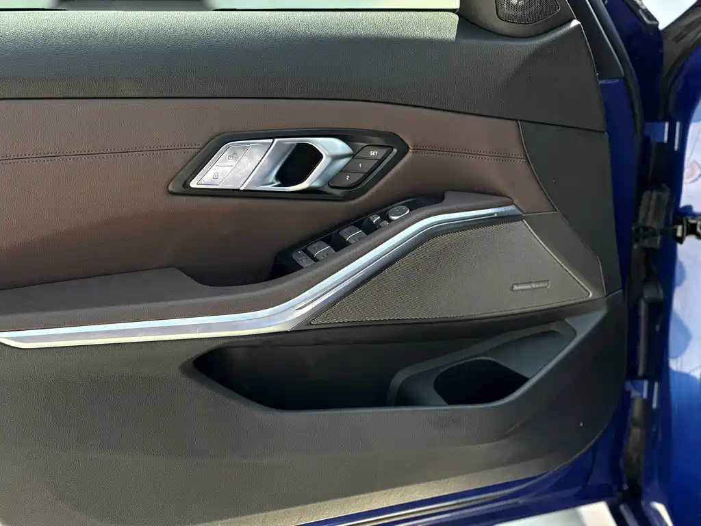 BMW 3 Series 2019 — фото 19