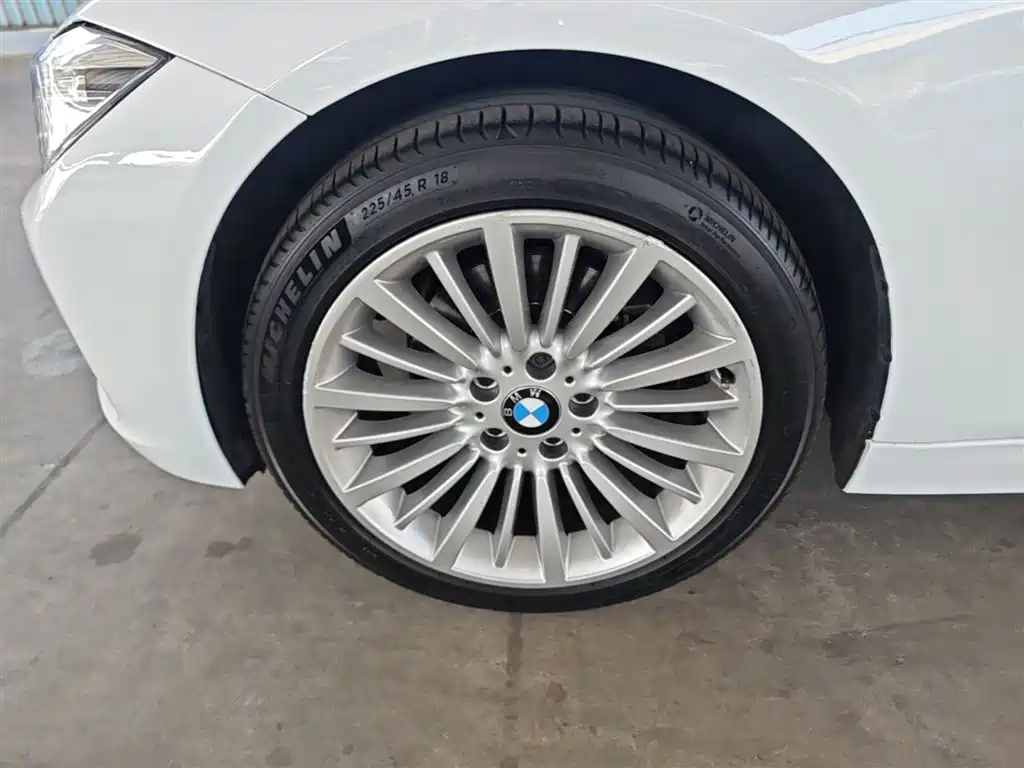 BMW 3 Series 2018 — фото 23