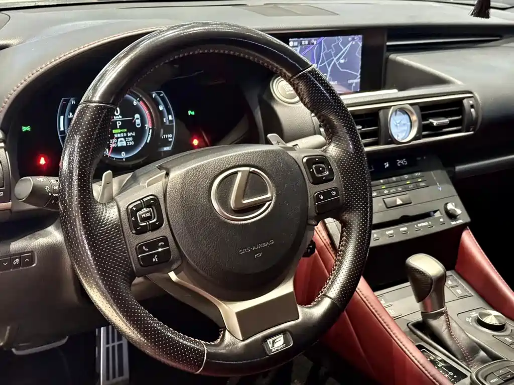 Lexus RC 2016 — фото 10