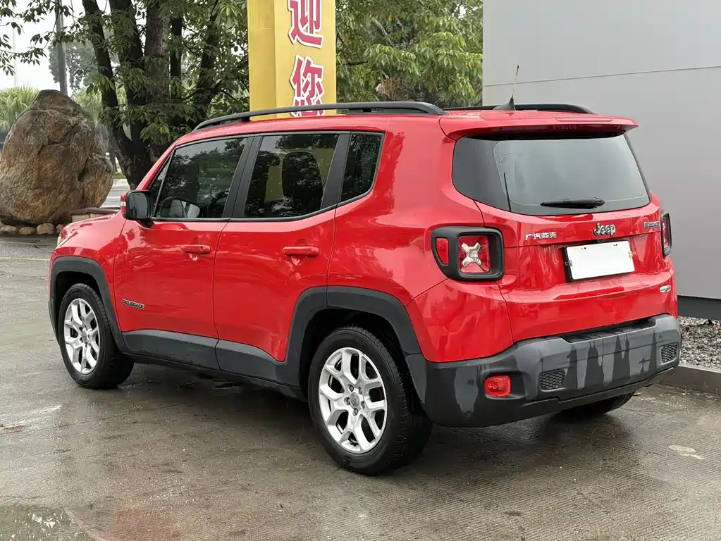 Jeep Renegade 2017 — фото 12