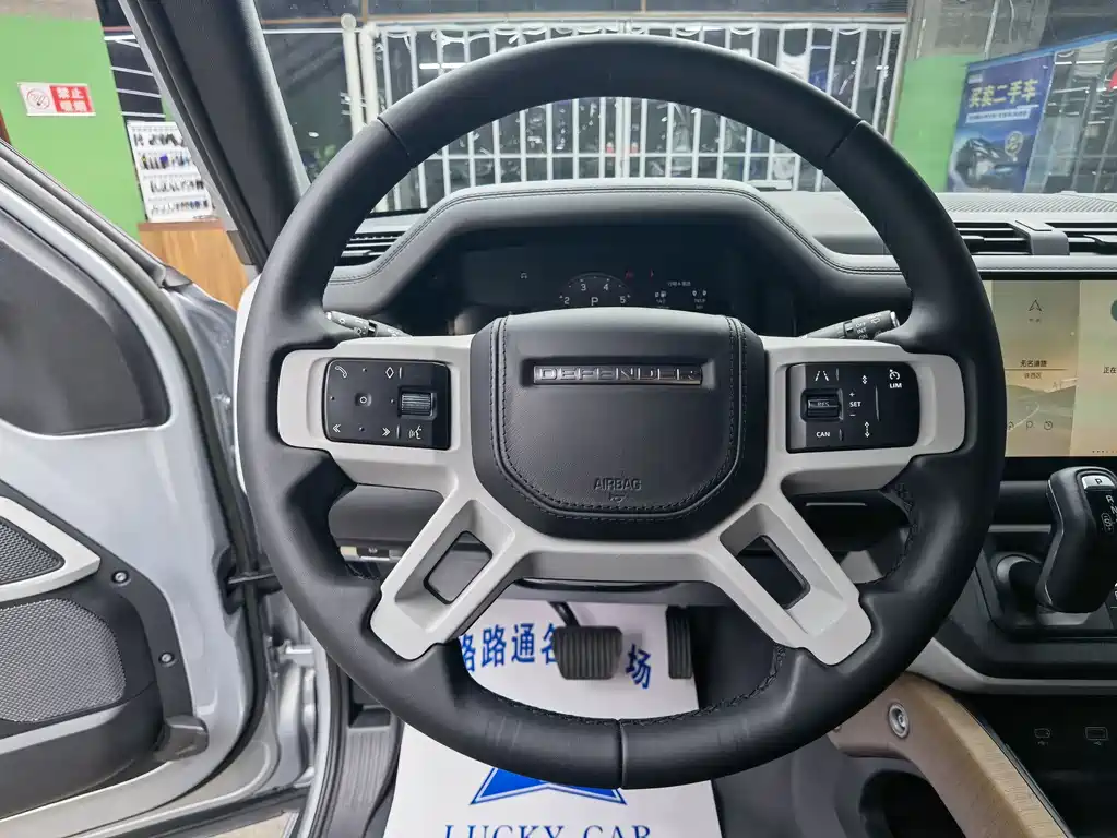 Land Rover Defender 2023 — фото 10