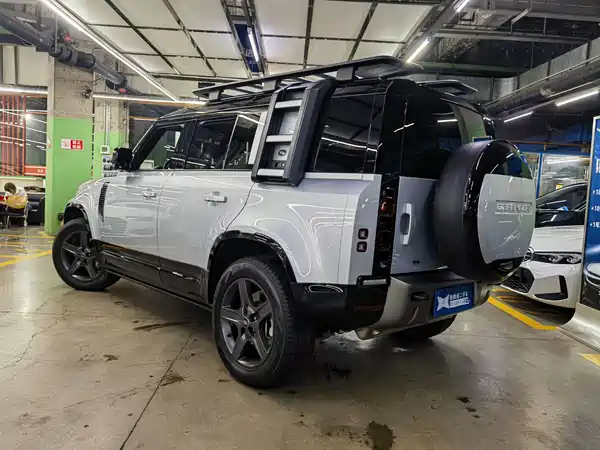 Land Rover Defender 2023