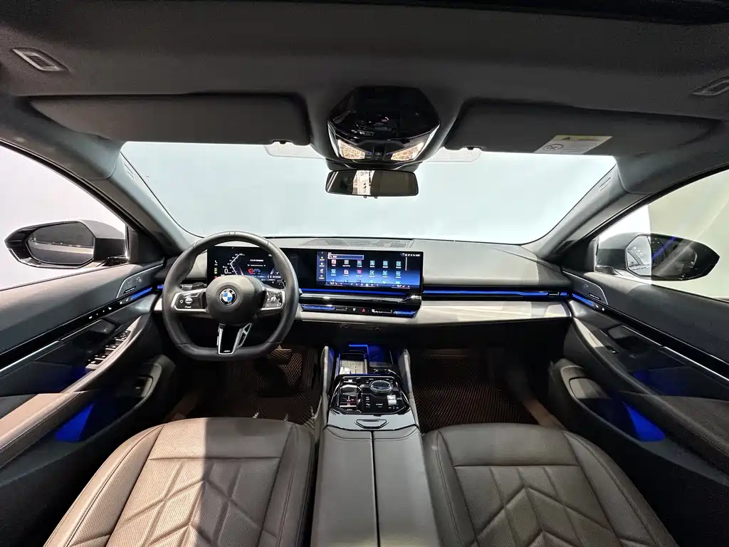 BMW 5 Series 2025 — фото 13