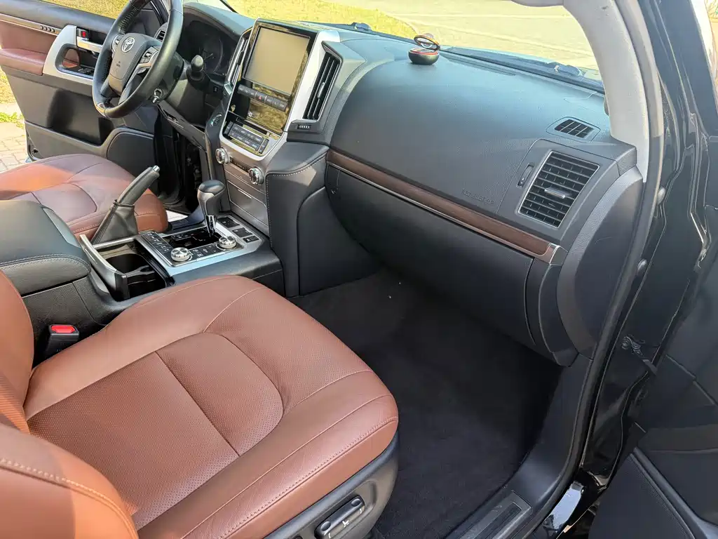 Toyota Land Cruiser 2020 — фото 30