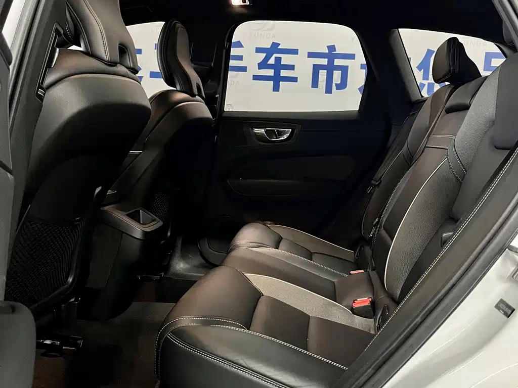 Volvo XC60 2020 — фото 12