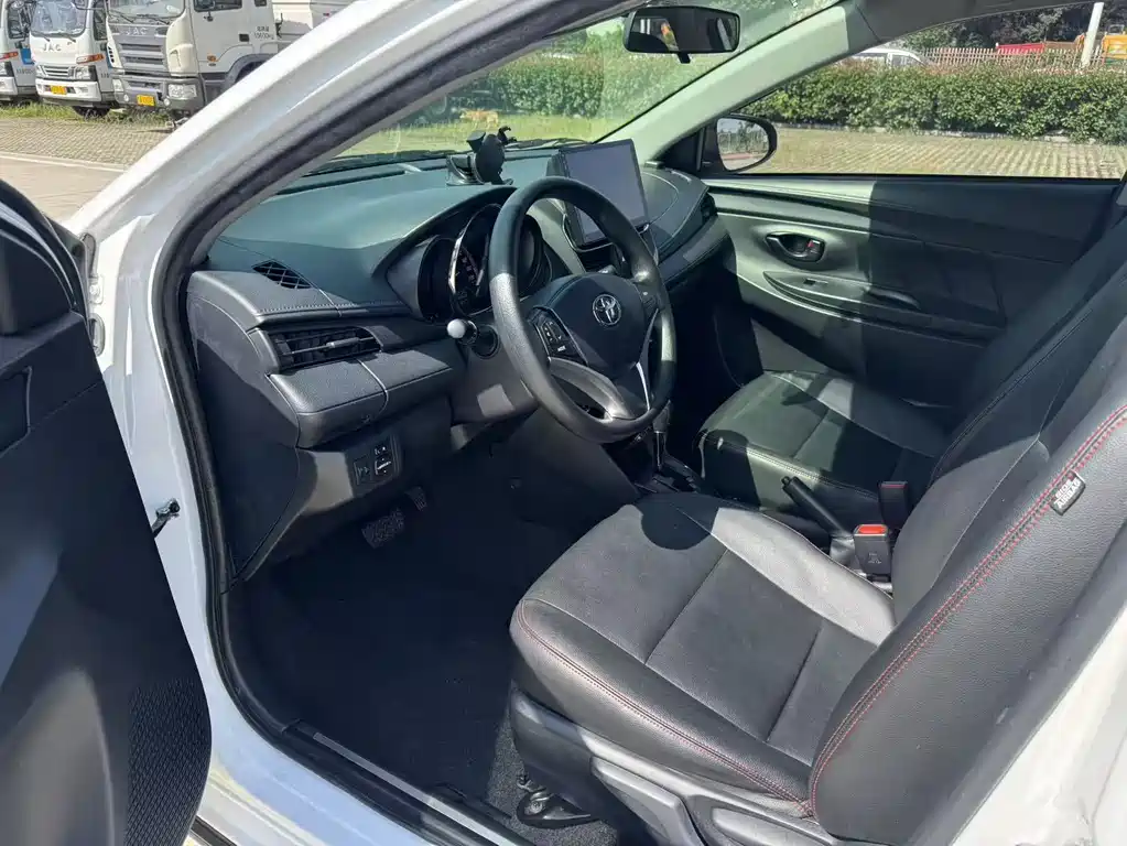 Toyota Yaris L 2022 — фото 11