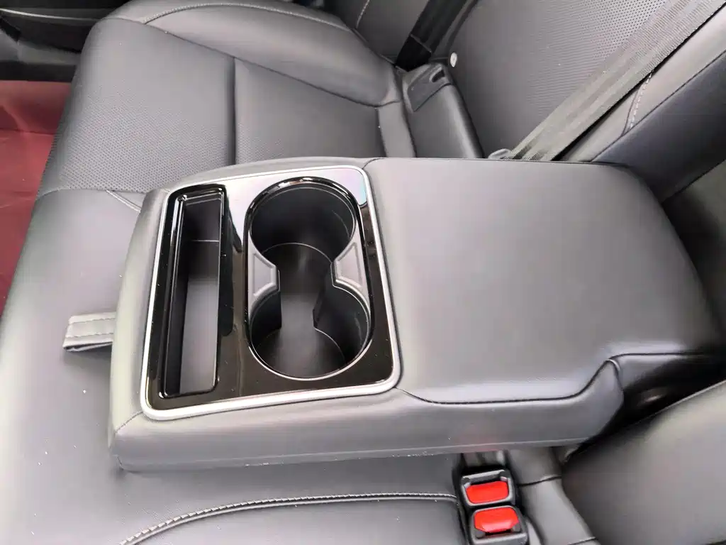Toyota Camry 2024 — фото 12