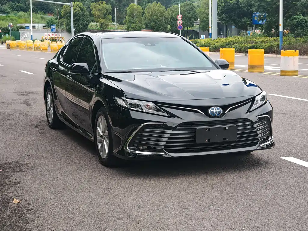 Toyota Camry 2021 — фото 2