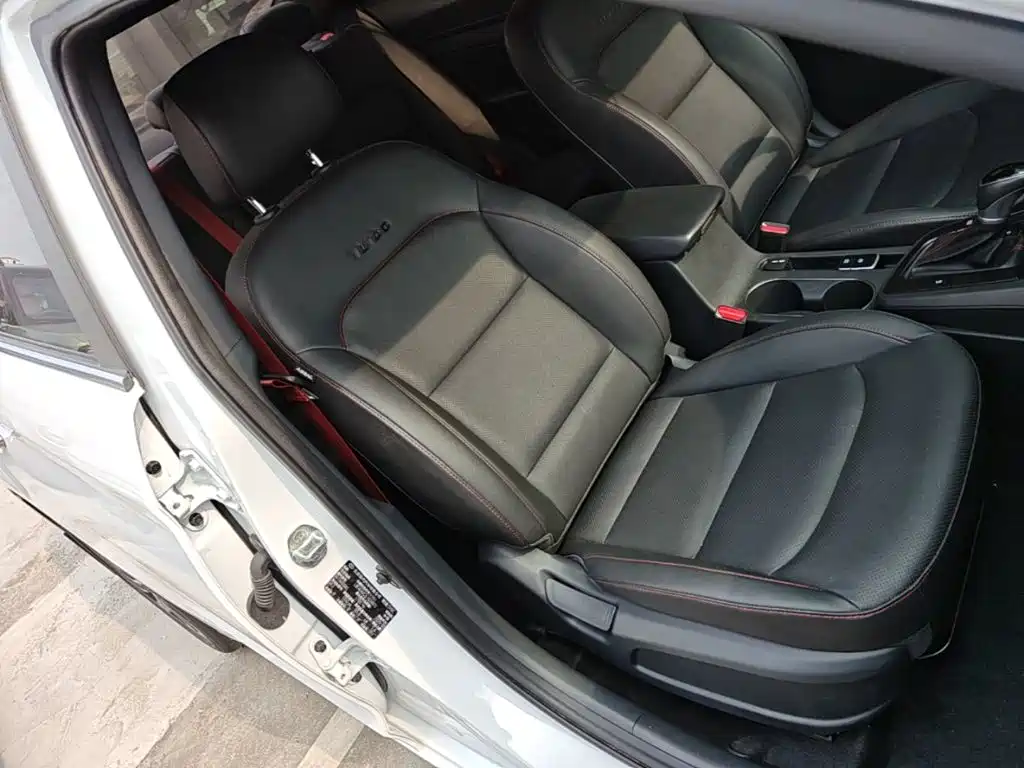 Hyundai Elantra 2020 — фото 25