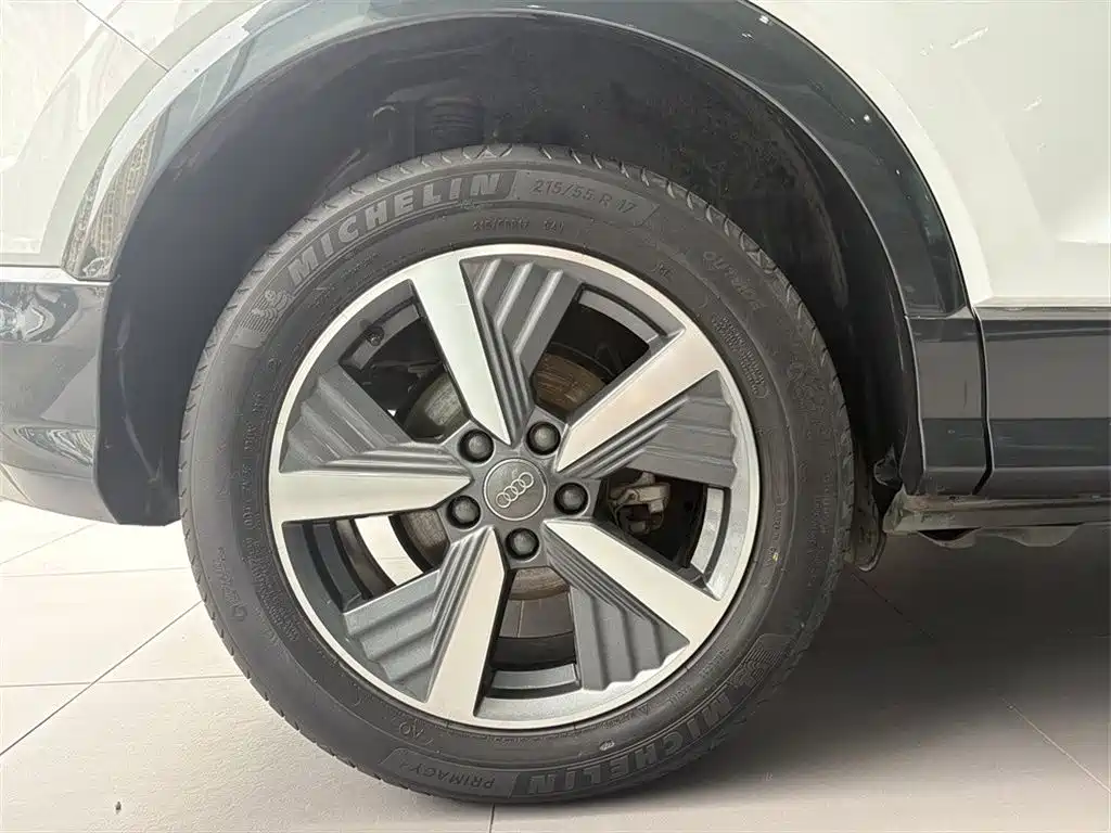 Audi Q2L e-tron 2020 — фото 15