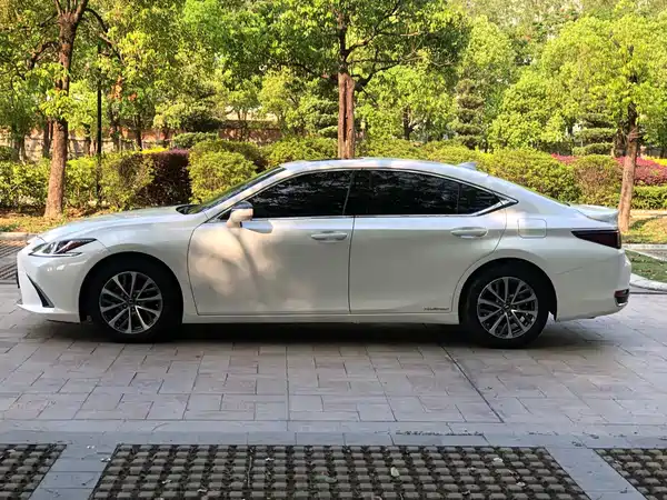 Lexus ES 2021