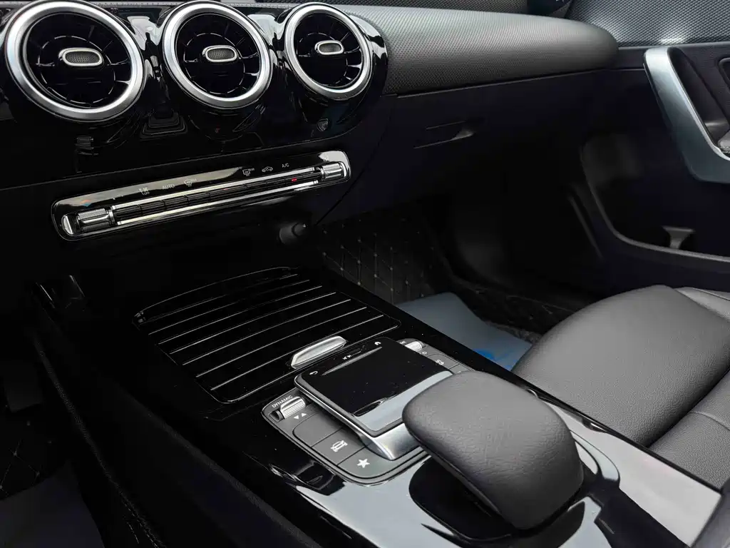 Mercedes-Benz A-Class 2022 — фото 14