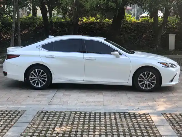 Lexus ES 2021