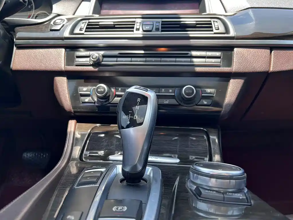 BMW 5 Series New Energy 2016 — фото 14