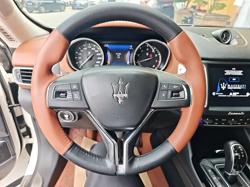 Maserati Levante 2017 — фото 12