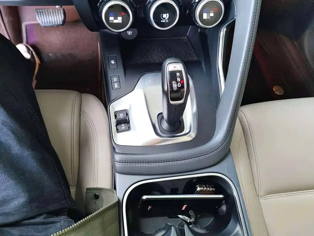 Jaguar E-PACE 2019 — фото 15