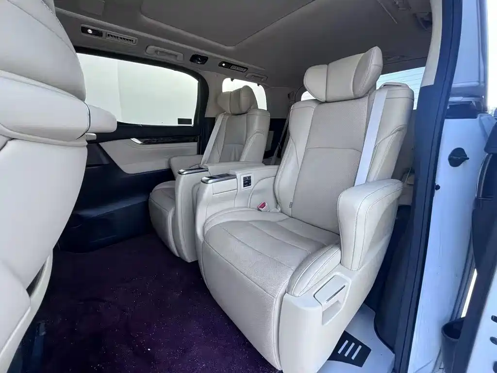 Toyota Alphard 2022 — фото 8