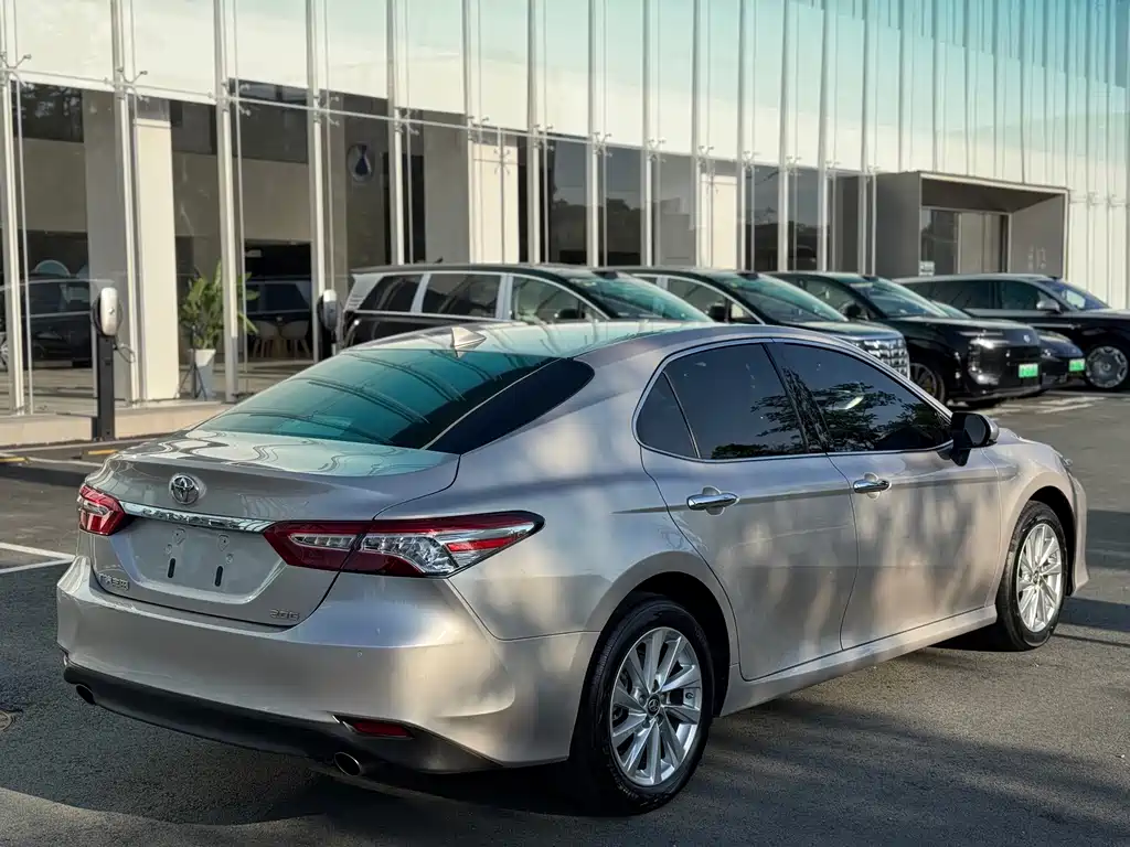 Toyota Camry 2023 — фото 6