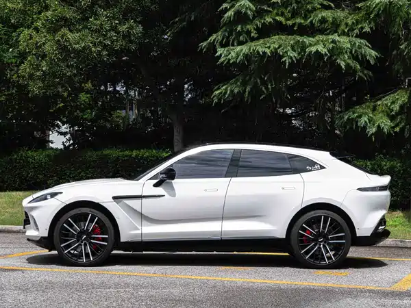 Aston Martin DBX 2023