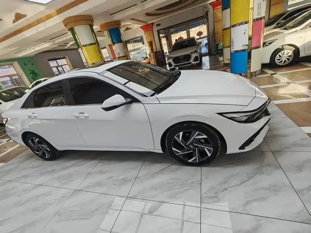Hyundai Elantra 2023 — фото 4