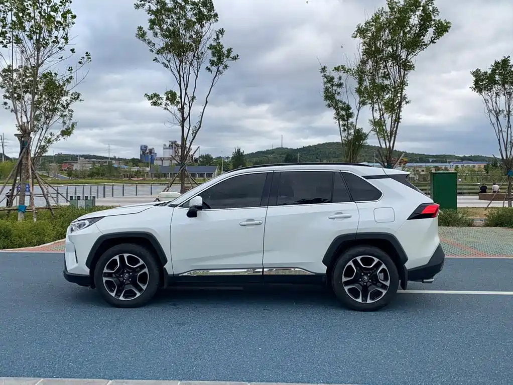 Toyota RAV4 2021 — фото 12