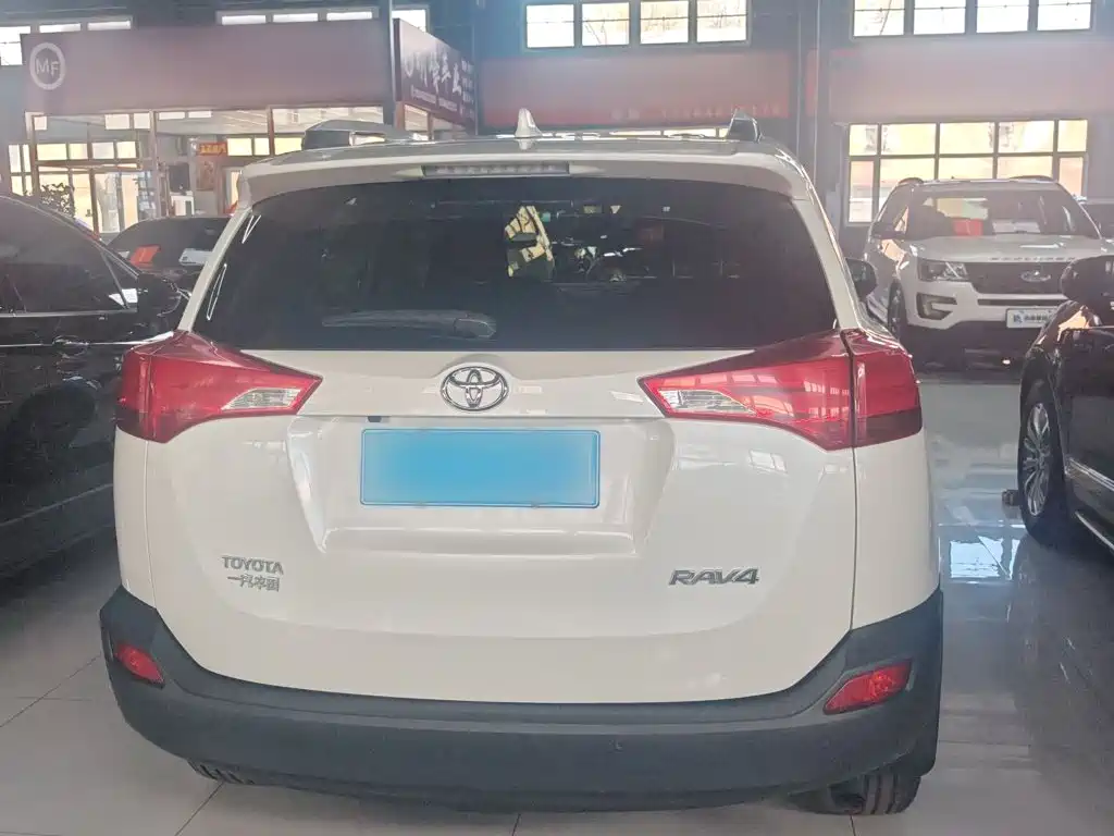 Toyota RAV4 2016 — фото 8