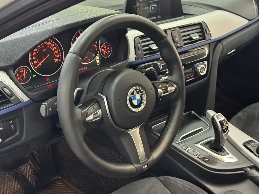 BMW 3 Series 2018 — фото 11