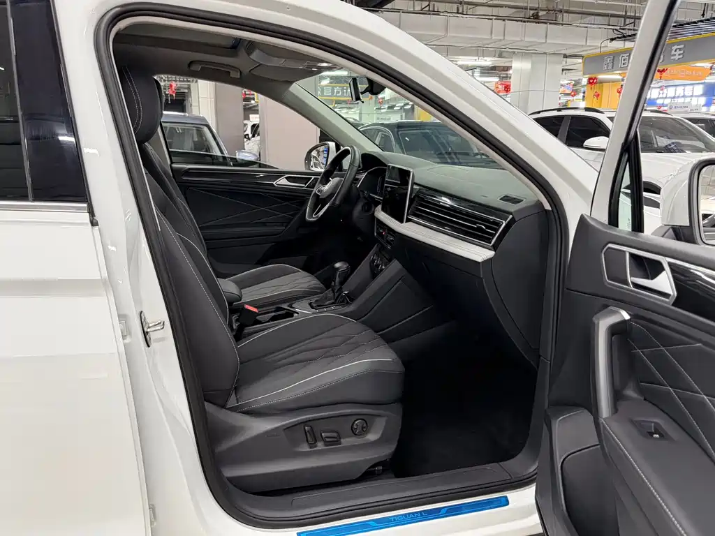 Volkswagen Tiguan L 2023 — фото 12
