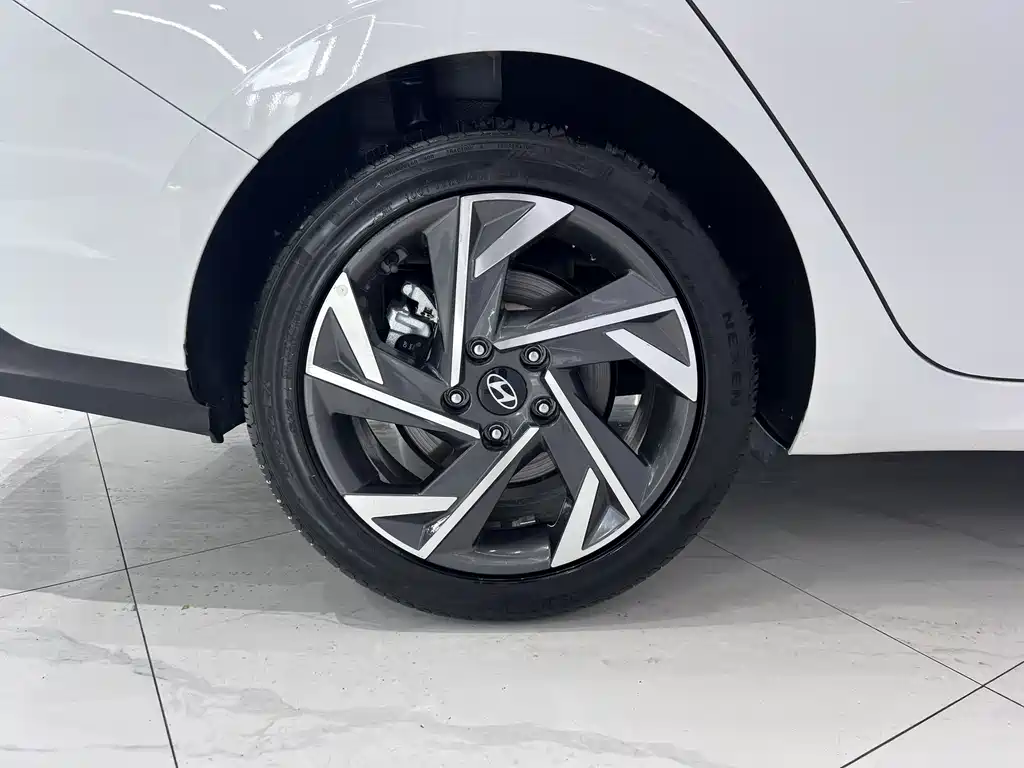 Hyundai Elantra 2023 — фото 19
