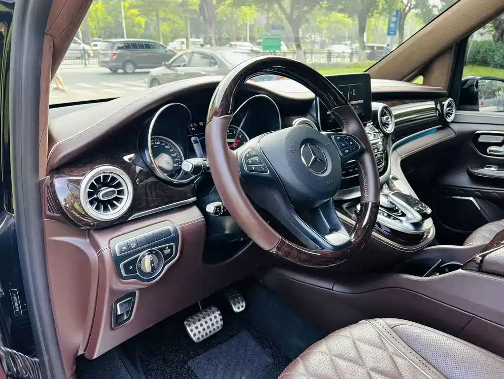 Mercedes-Benz V-Class 2020 — фото 17
