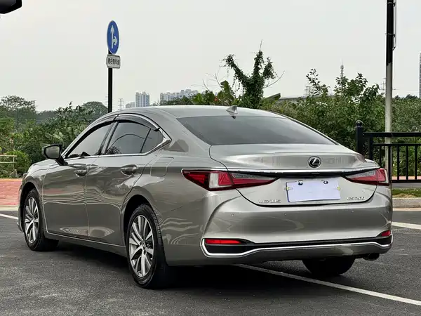Lexus ES 2020