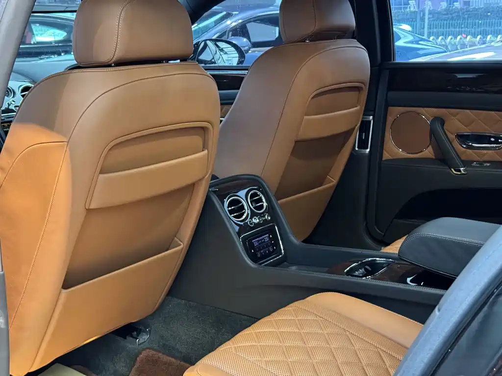 Bentley Flying Spur 2017 — фото 16