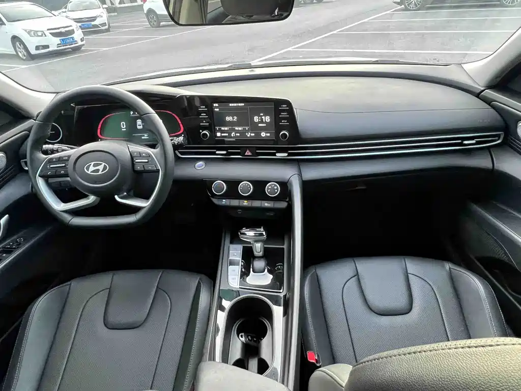 Hyundai Elantra 2025 — фото 10