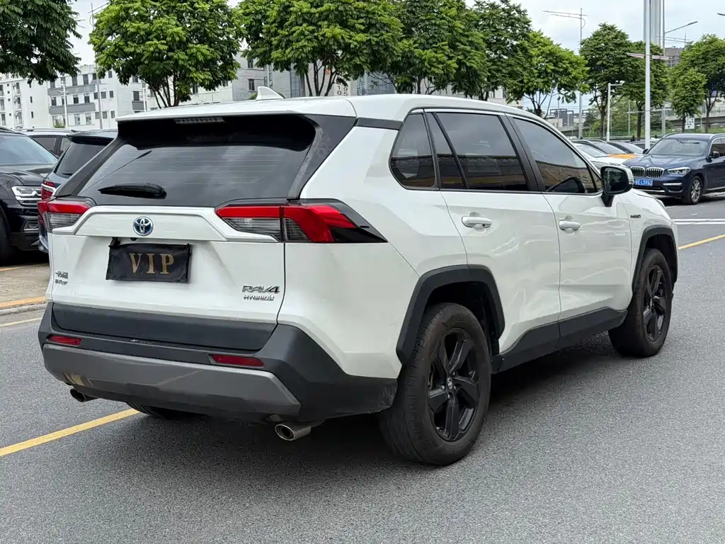 Toyota RAV4 2021 — фото 7