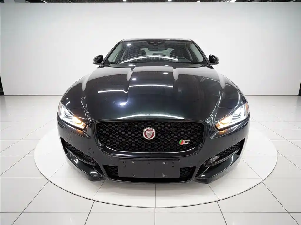 Jaguar XE 2017 — фото 3