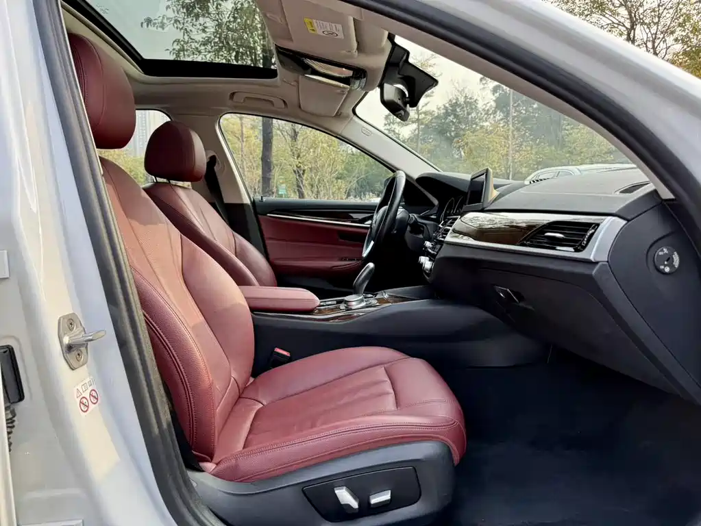 BMW 5 Series 2018 — фото 22