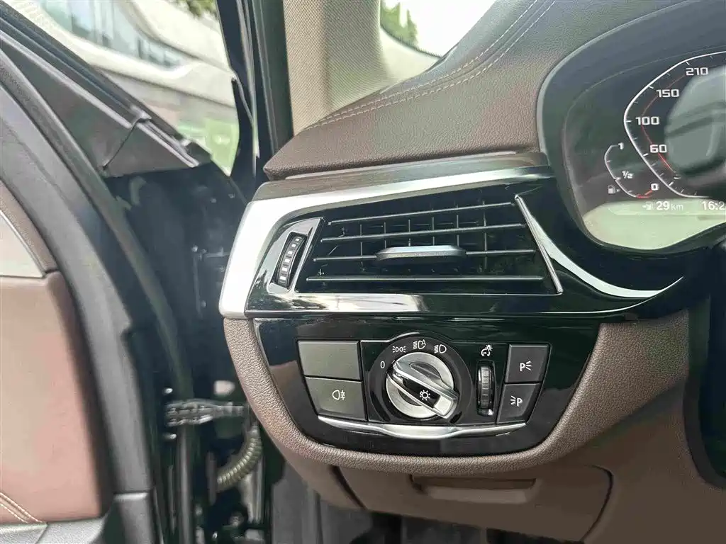 BMW 5 Series 2019 — фото 17
