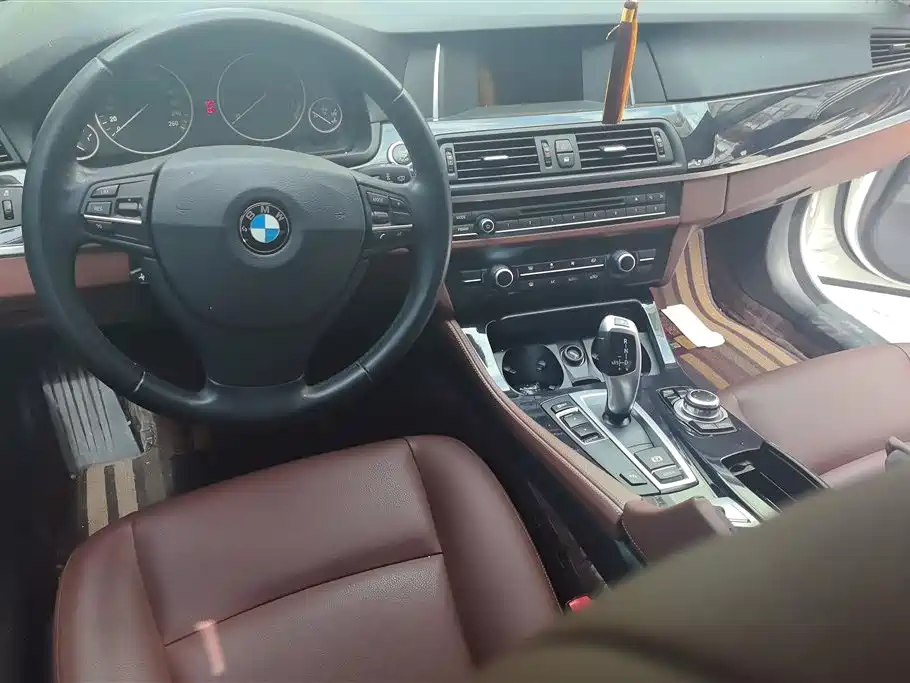 BMW 5 Series 2015 — фото 12