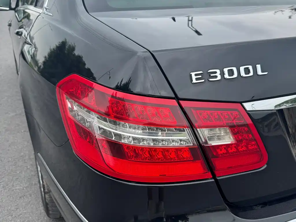 Mercedes-Benz E-Class 2012 — фото 17