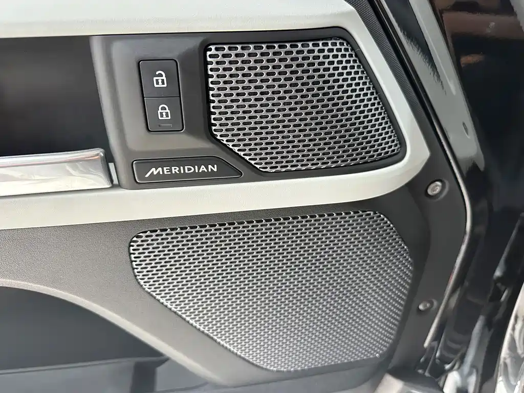 Land Rover Defender 2024 — фото 10